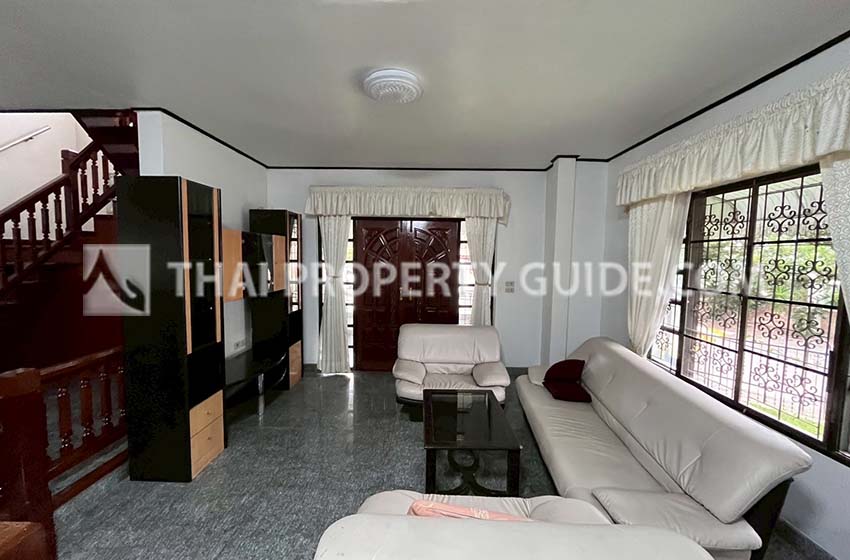 House with Shared Pool in Srinakarin 